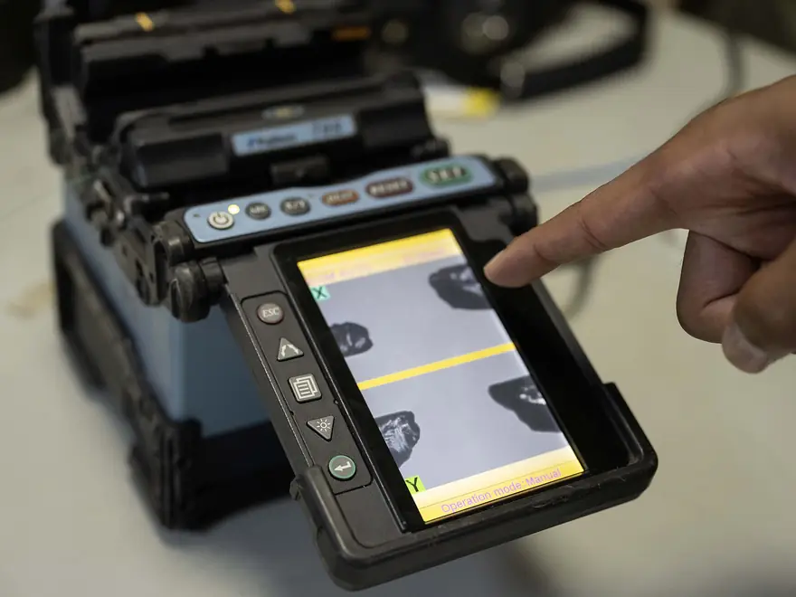 Fibre splicing and signal testing
